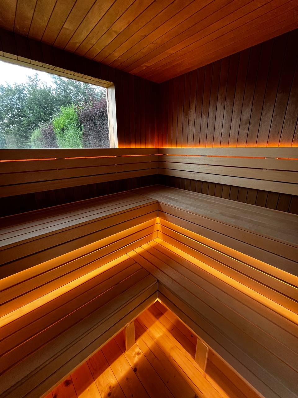 Sauna — jantarové světlo interiéru